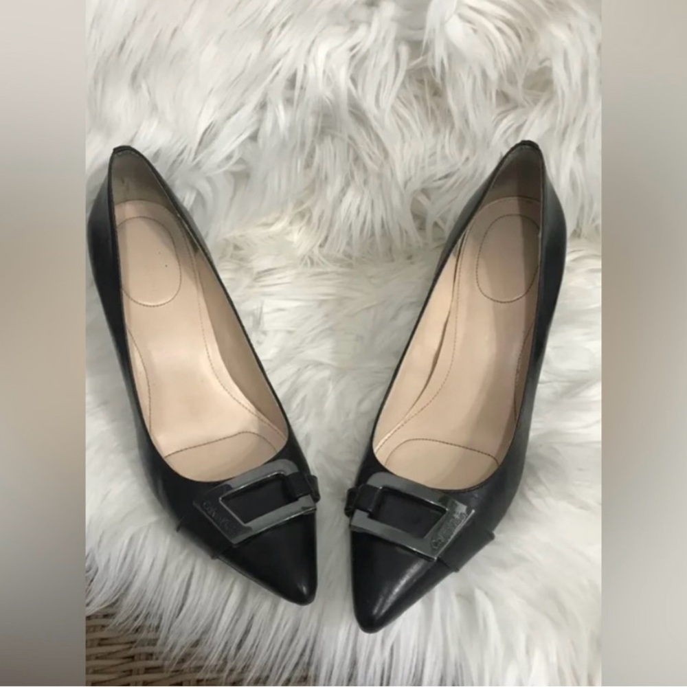 Elegant Black Heels with Bow Detail and Glossy Finish